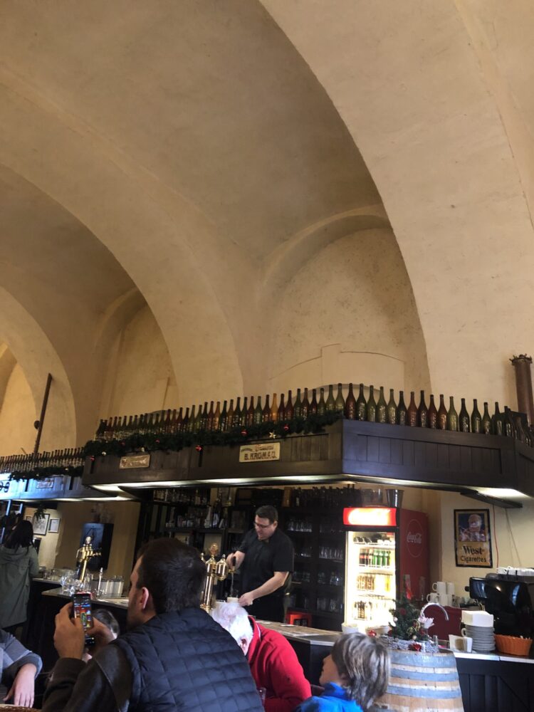高いアーチ天井が特徴的な、歴史ある醸造所レストランの店内の様子