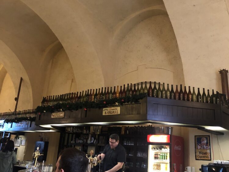 高いアーチ天井が特徴的な、歴史ある醸造所レストランの店内の様子