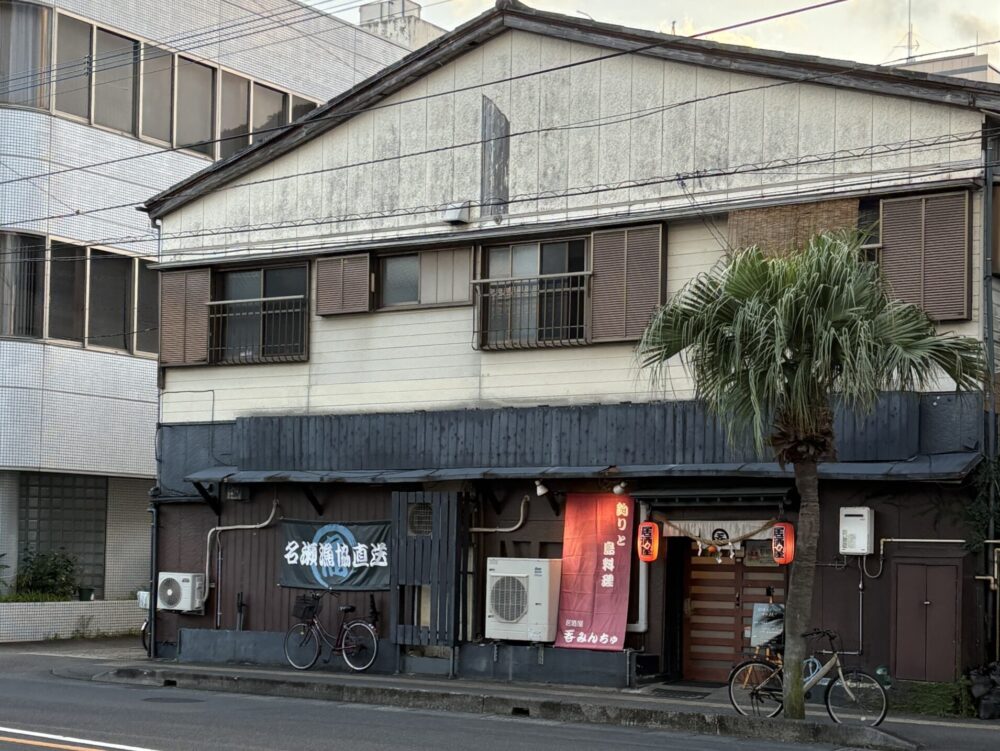 奄美大島の名瀬にある人気店「居酒屋 呑みんちゅ」の提灯が並ぶ賑やかな外観