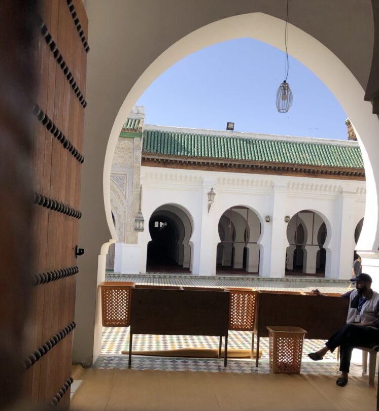 フェズ旧市街のカラウィーン・モスク。入り口から見える、白い壁と緑の瓦屋根が美しい荘厳な中庭