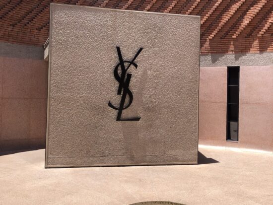 マジョレル庭園内にある、この庭園を愛し修復に尽力したデザイナー、イヴ・サンローランを称える記念碑。