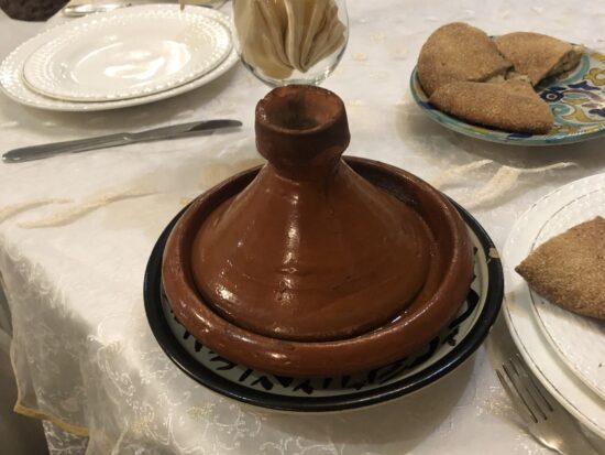 モロッコの伝統料理である本場のタジン鍋