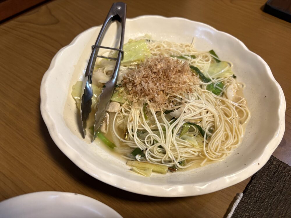 出汁が効いていてツヤツヤとした、奄美大島名物の「油ぞうめん」