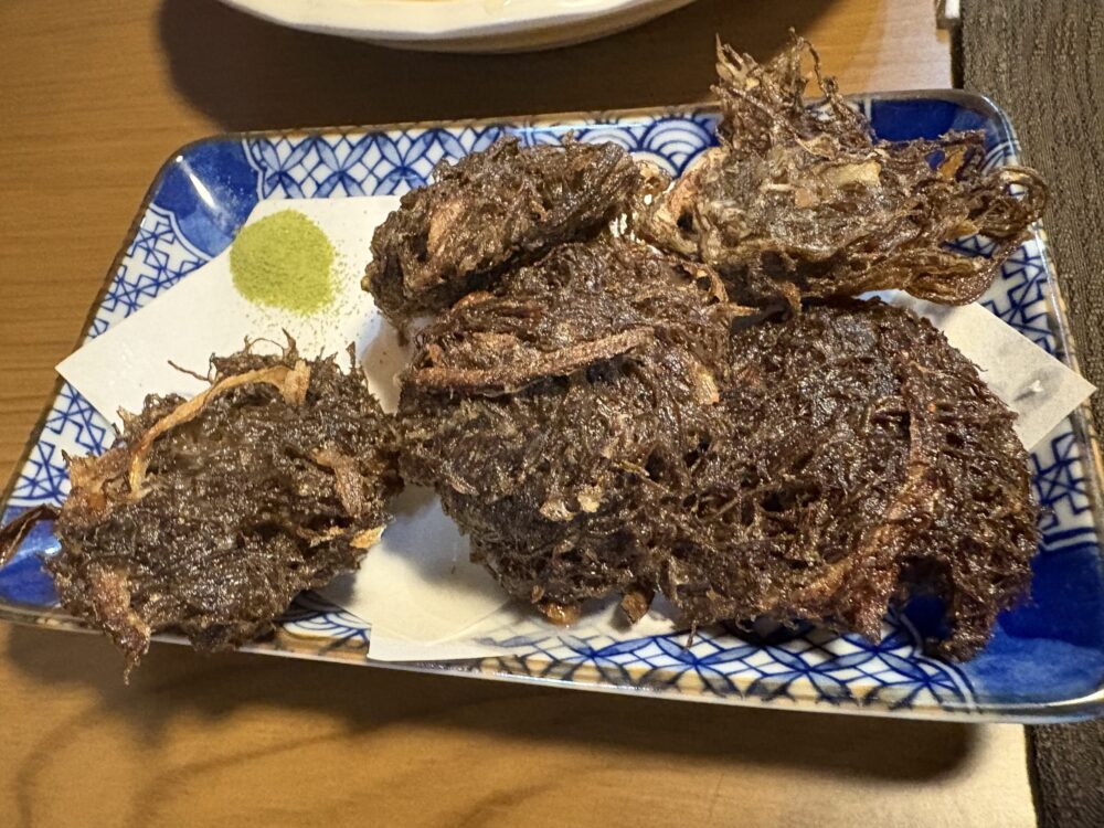 サクサクの衣に包まれた、磯の香り豊かな「もずくの天ぷら」