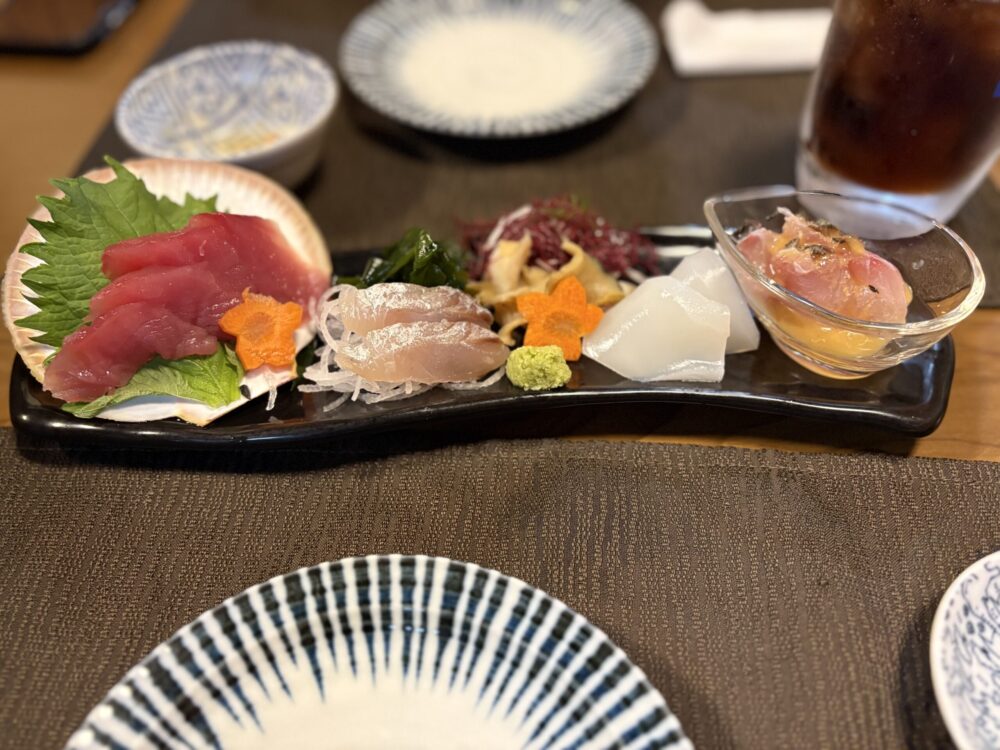 マグロ、カンパチ、イカ、夜光貝などが豪華に盛られた「居酒屋 呑みんちゅ」の刺身盛り合わせ