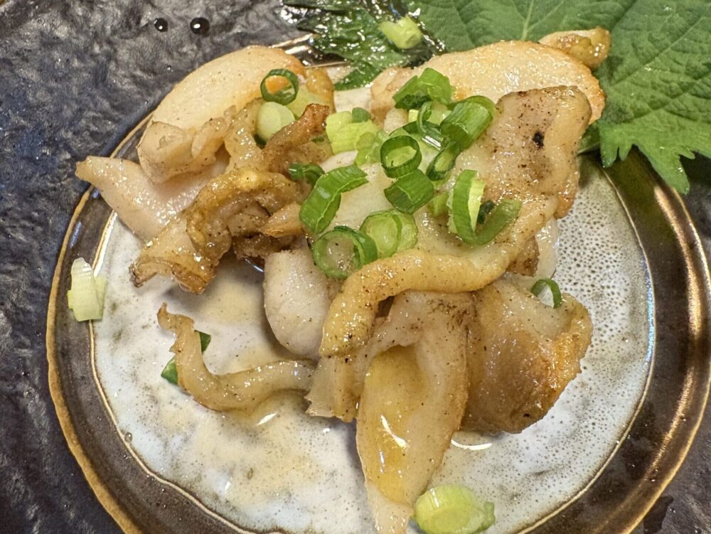 大きな夜光貝の身を贅沢に使い、濃厚なバターで炒めた夜光貝のバター焼き