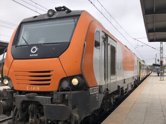モロッコ国鉄(ONCF)の駅に停車するフェズ行きの特急列車