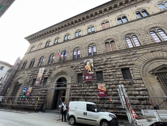 ルネサンスの歴史を感じさせる重厚なメディチ・リッカルディ宮殿の外観