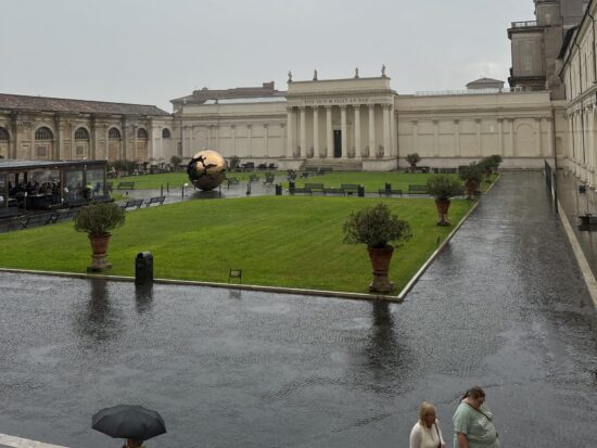 雨の日のバチカン美術館「ピーニャの中庭」の風景
