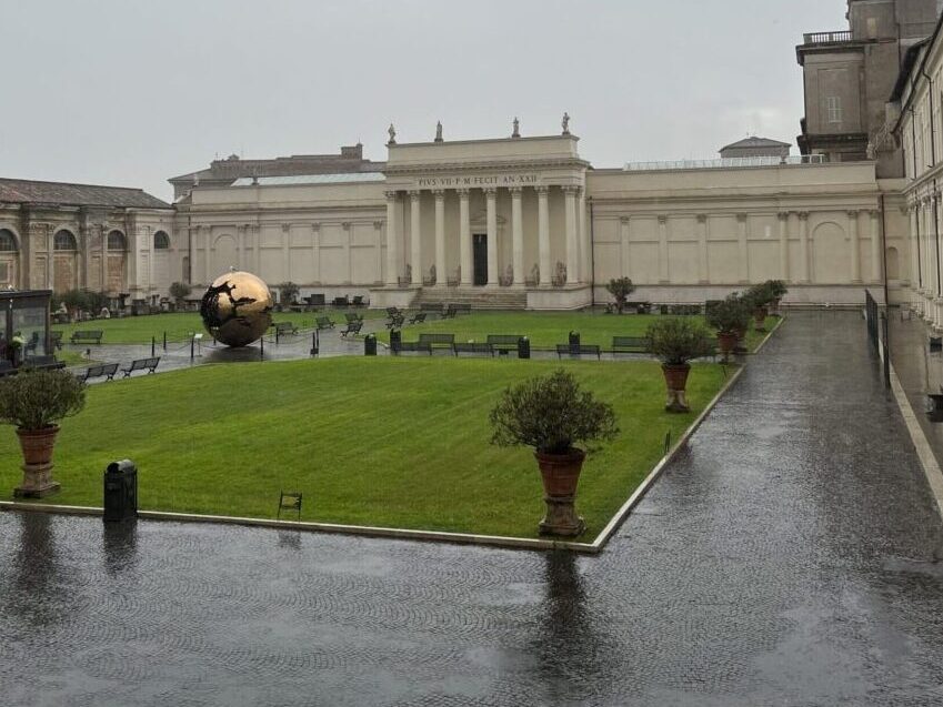 雨の日のバチカン美術館「ピーニャの中庭」の風景