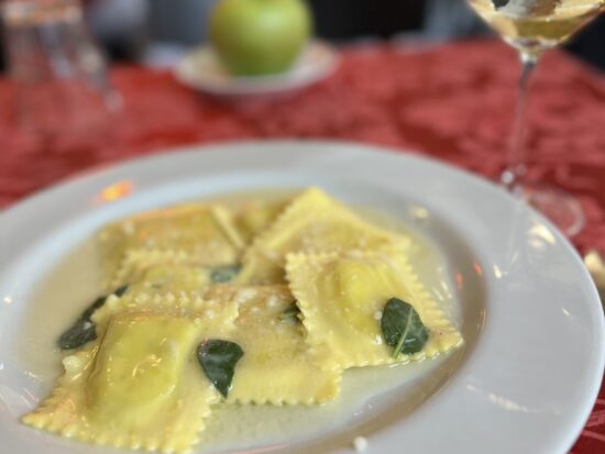 レストランで提供されたバターソースとセージのラビオリ