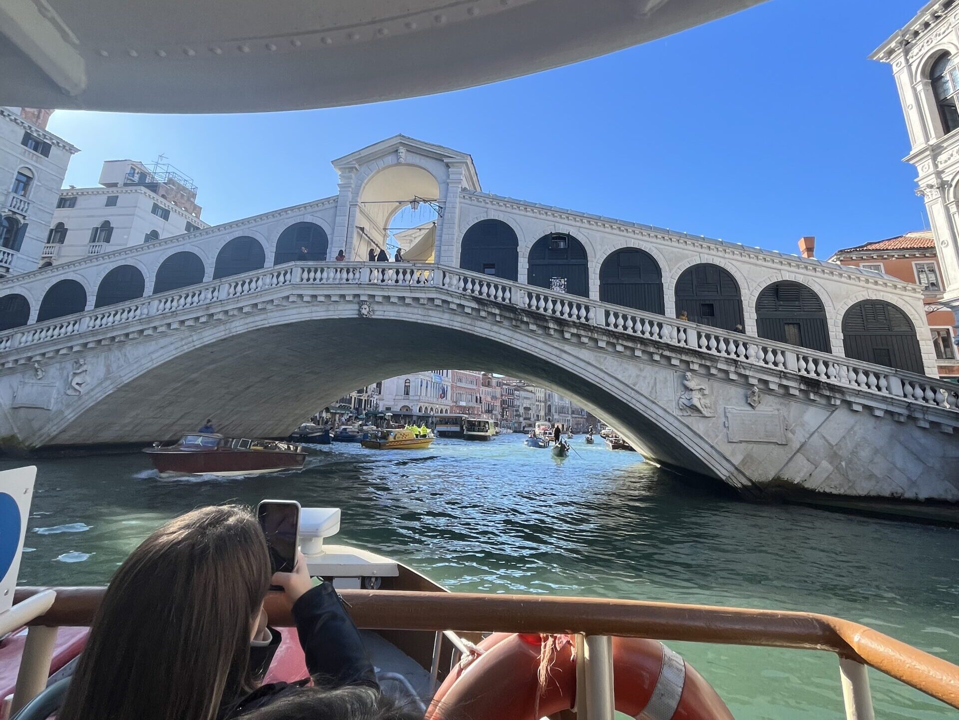 ヴァポレットから見上げるヴェネツィアのリアルト橋
