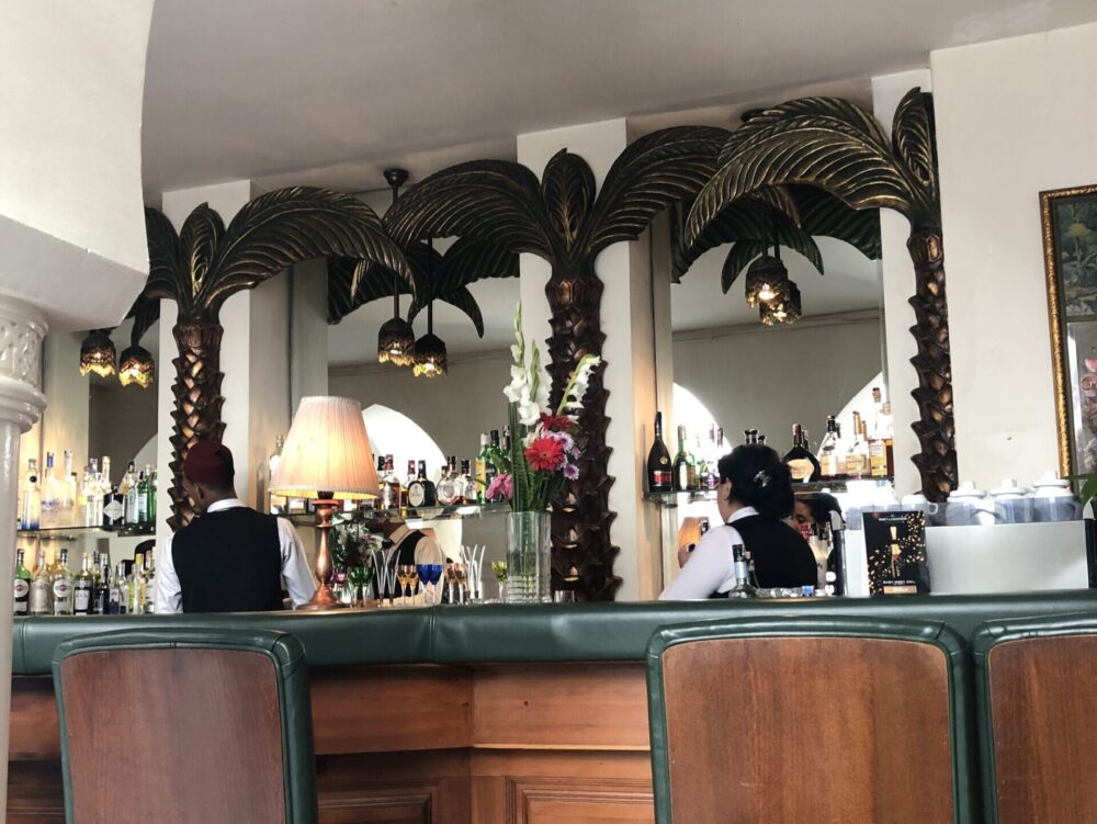 映画の主人公リックが立っていそうな、重厚でオーセンティックなリックカフェのバーカウンター