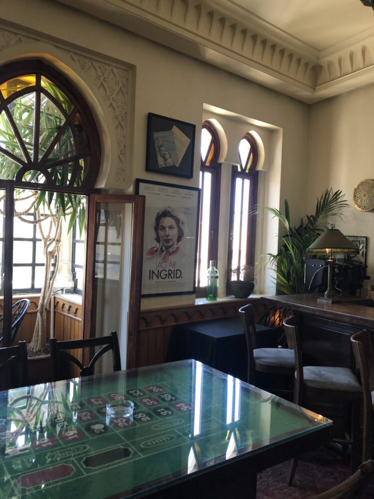 映画のシーンを彷彿とさせる、リックカフェ内に置かれたアンティークなカジノテーブル