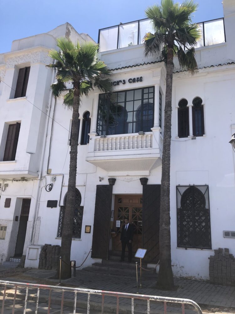 カサブランカの旧市街近くにあるリックカフェの外観。白い壁と立派なヤシの木が南国情緒を醸し出す