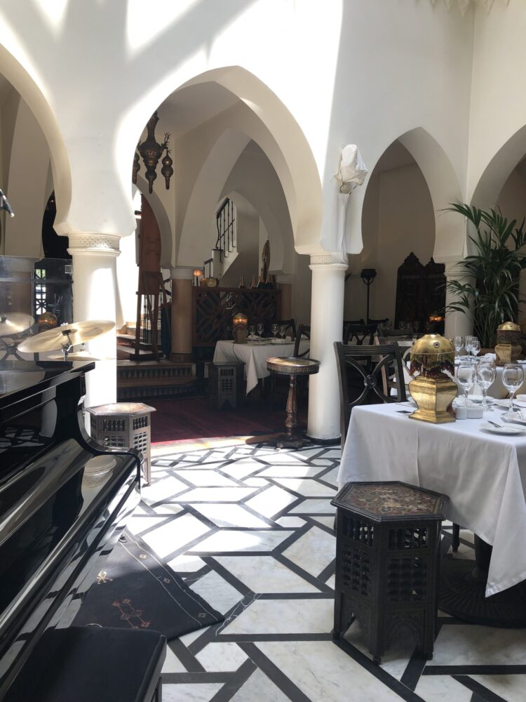 映画のセットを再現したリックカフェの内部。アーチ型の柱や間接照明が美しいクラシックな雰囲気