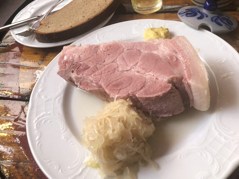 フランクフルト名物リップヒェン(塩漬け豚あばら肉)とザワークラフト