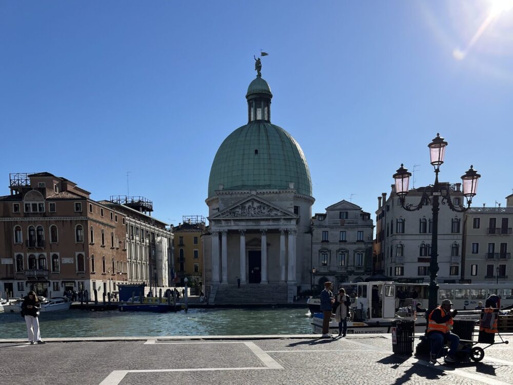 大運河沿いに建つサン・シメオーネ・ピッコロ教会のドーム