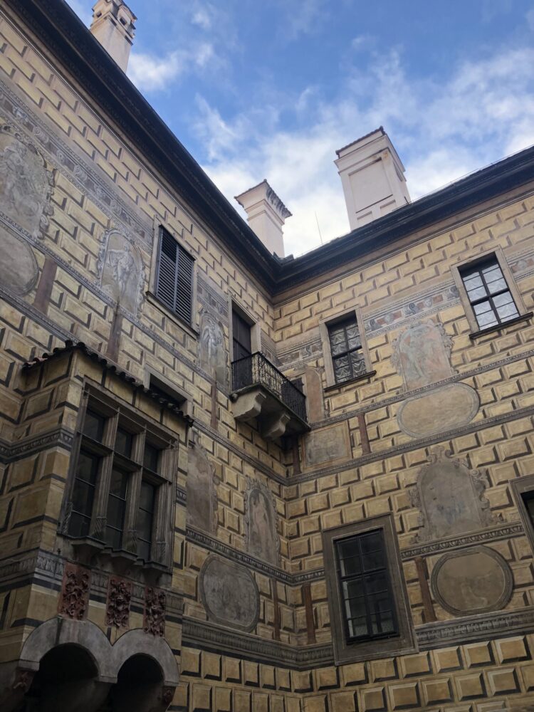 チェスキークルムロフ城の壁に施された、石積みのように見えるスグラフィット装飾（だまし絵）