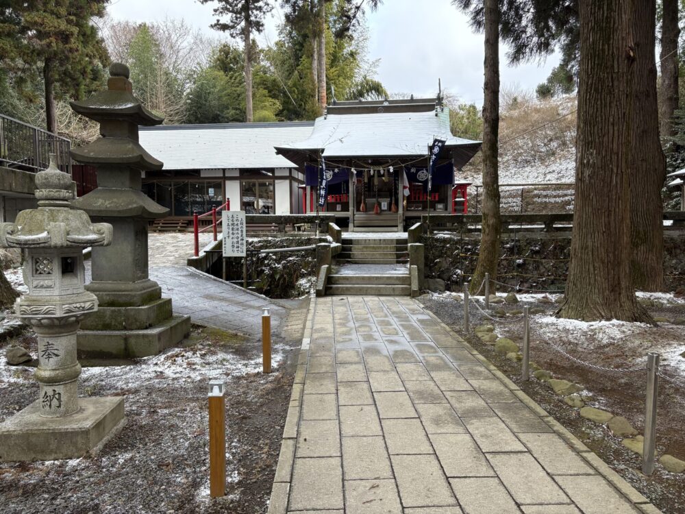 白川水源のすぐ横に鎮座する白川吉見神社。不老長寿や諸病平癒の神様として信仰される神聖な社