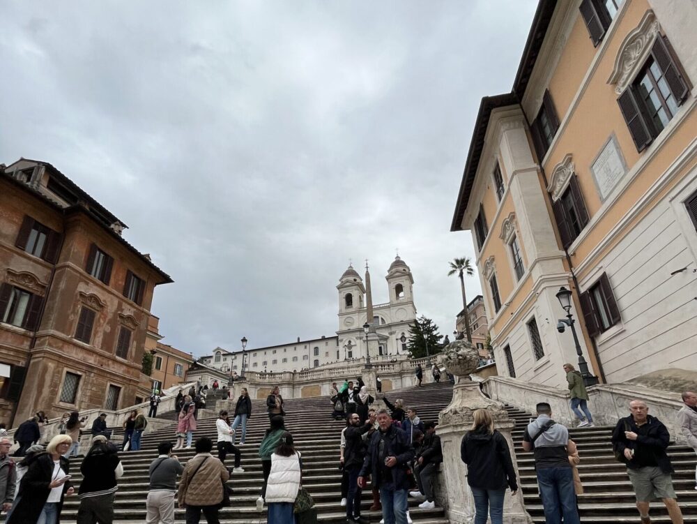 多くの観光客で賑わうローマのスペイン広場と大階段