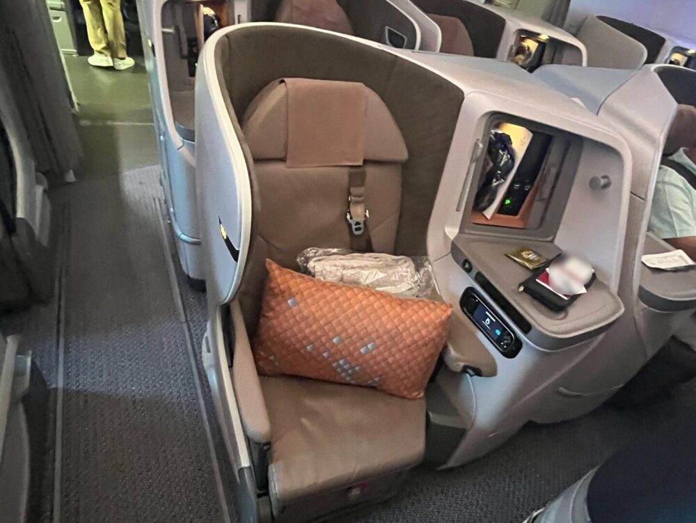 シンガポール航空ボーイング787-10のビジネスクラス。最新のスタッガード型フルフラットシート