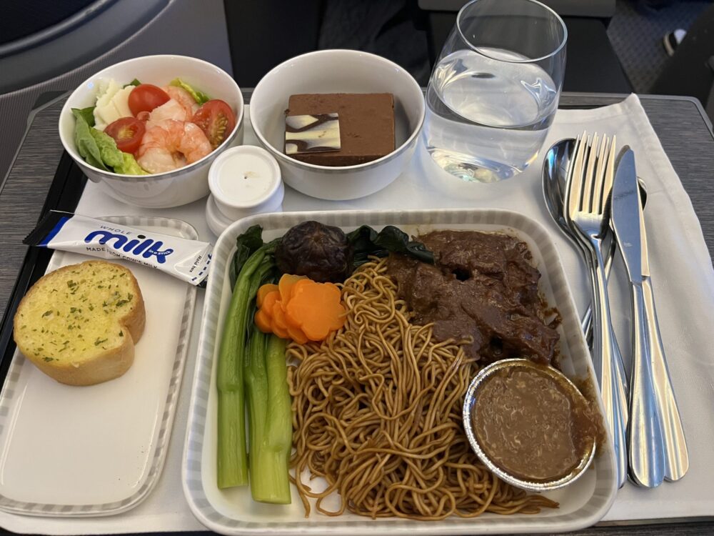 機内で提供されたライトミールの牛肉料理。エビのカクテルサラダとデザートが添えられた機内食