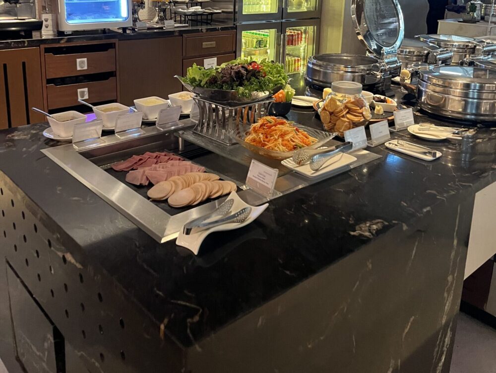 ラウンジのビュッフェコーナーに並ぶ、タイ料理や洋食などのバラエティ豊かな食事