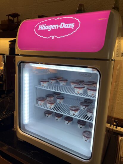ラウンジの冷凍庫に用意された、デザートに嬉しいハーゲンダッツのアイスクリーム