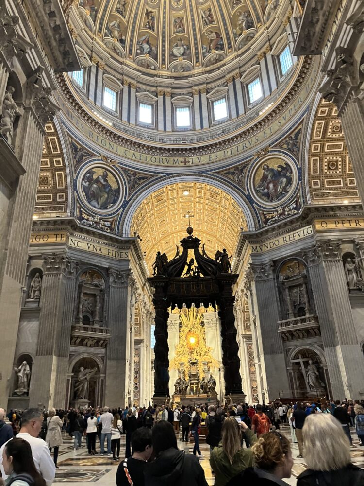 サン・ピエトロ大聖堂内部の豪華な天蓋とドーム