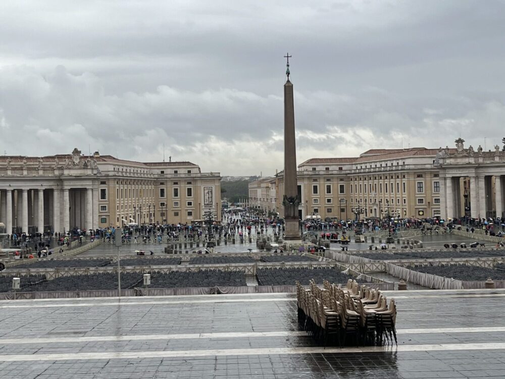 雨天のサン・ピエトロ広場と中央に立つオベリスク