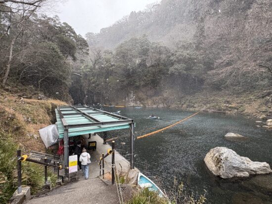 多くの観光客で賑わう高千穂峡のボート乗り場。遊歩道から階段を下りた場所に位置している