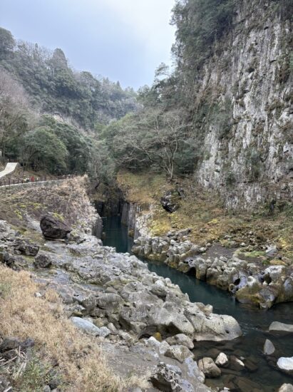 高千穂峡の遊歩道沿いに流れる五ヶ瀬川。エメラルドグリーンの水面と柱状節理の絶壁が美しい