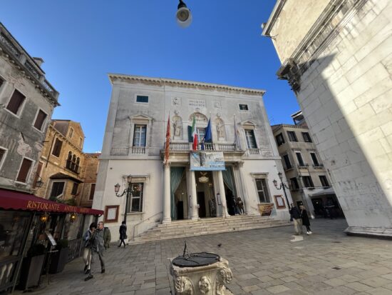ヴェネツィアの名門オペラ座フェニーチェ劇場の外観