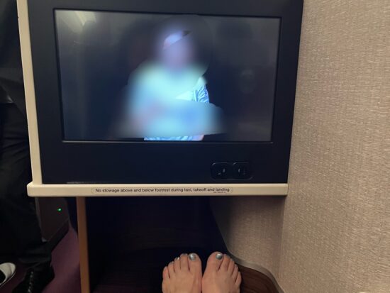 タイ航空ビジネスクラスのフルフラットシートで、足をまっすぐ伸ばしてリラックスできる広々とした足元スペース。