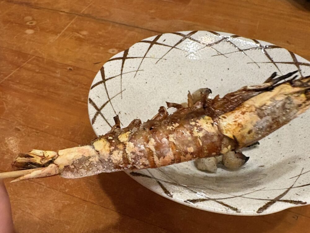 大きなエビを丸ごと香ばしく焼き上げた、お酒が進むエビ焼き