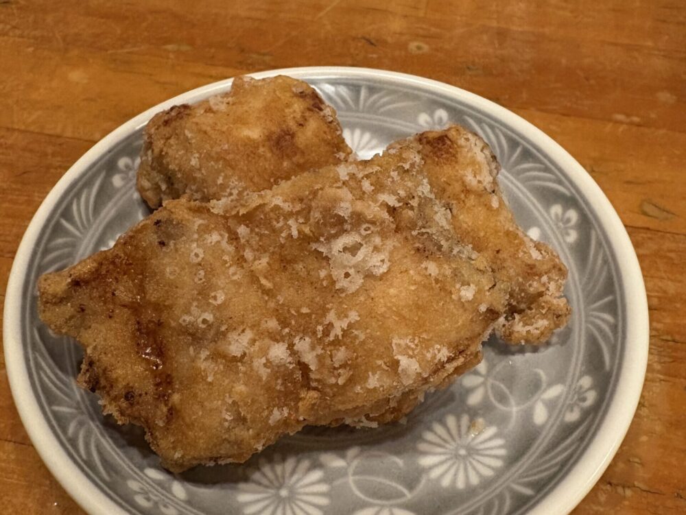 お通しとして提供された、奄美大島産のシイラ（マヒマヒ）のサクサクフライ