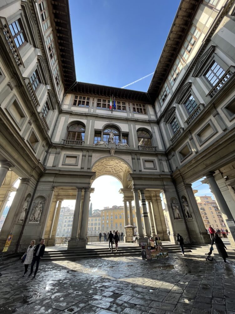 美術館の外観も芸術そのもの。ルネサンス様式の柱や彫像が並ぶウフィツィ美術館の中庭は、まるで時代を超えて歩いているような感覚