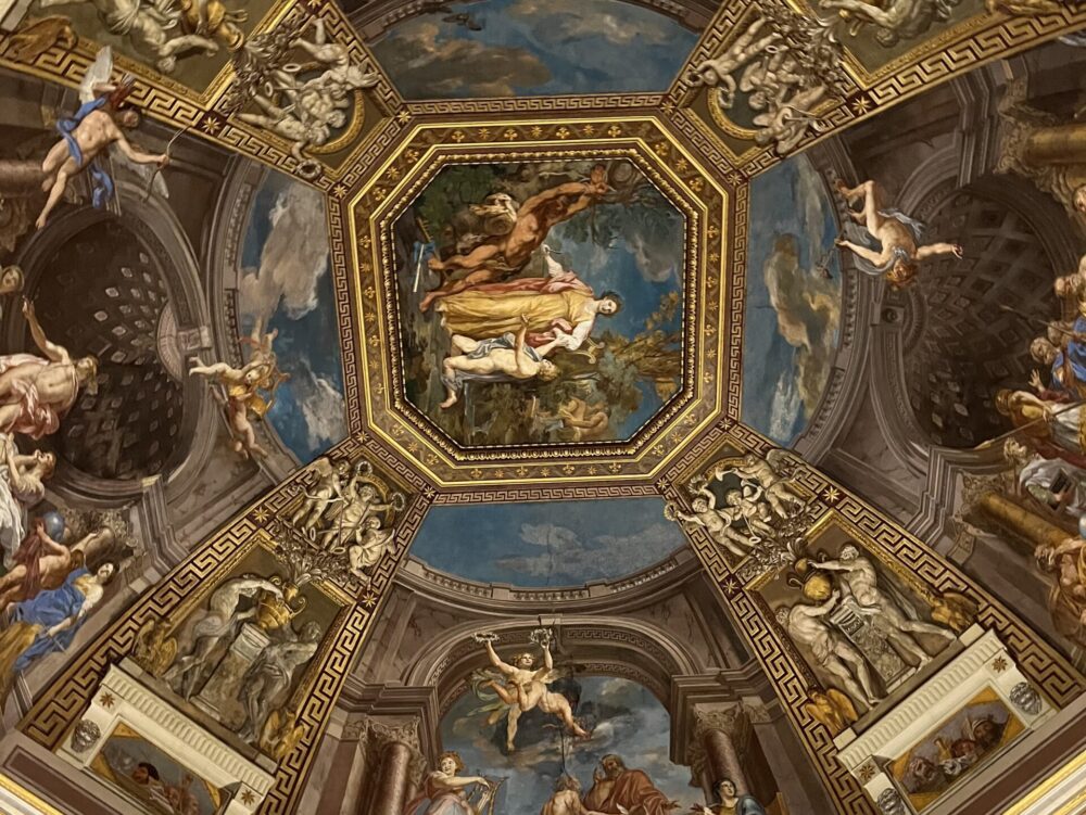 ヴァチカン美術館の八角形構図の天井に描かれた神話と寓意のフレスコ画