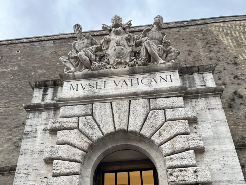 バチカン美術館の入口にある彫像と看板