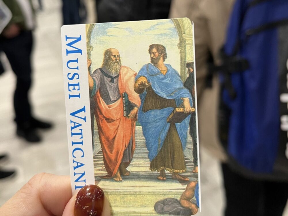 バチカン美術館の入場チケットと背後の観光客