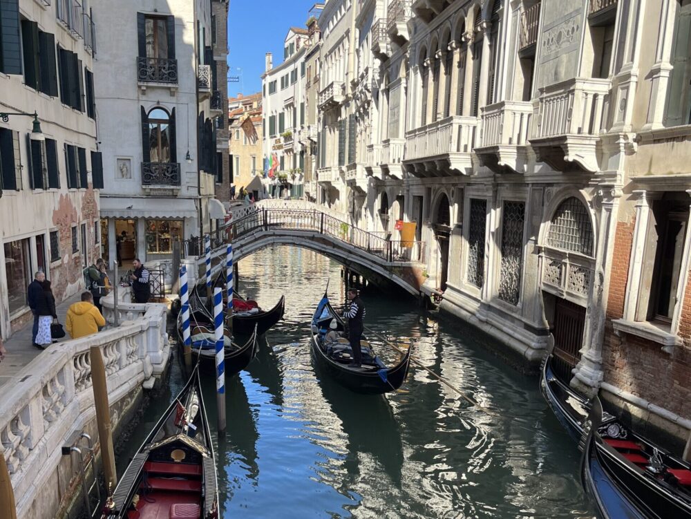 ヴェネチアの細い運河を優雅に進む伝統的なゴンドラ