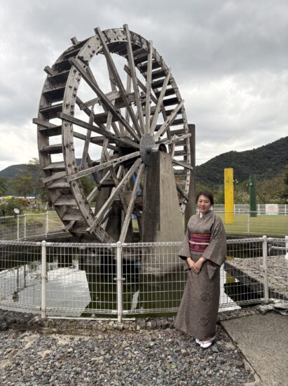 泥染めの重厚な大島紬と、華やかな白地の大島紬を着用した母娘の着物姿