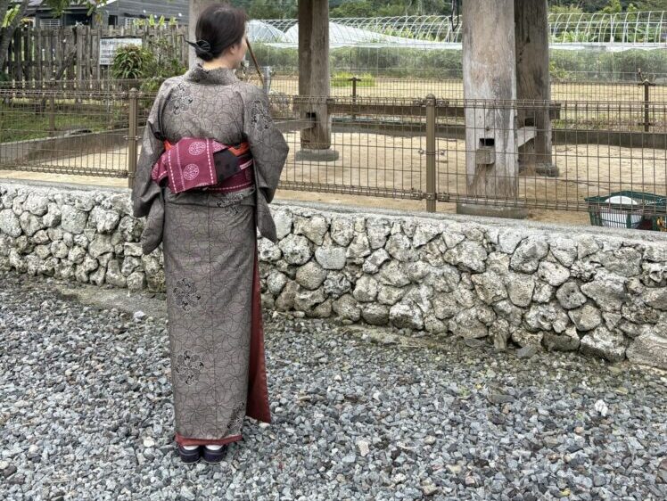 泥染めの重厚な大島紬と、華やかな白地の大島紬を着用した母娘の着物姿