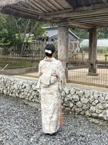 泥染めの重厚な大島紬と、華やかな白地の大島紬を着用した母娘の着物姿