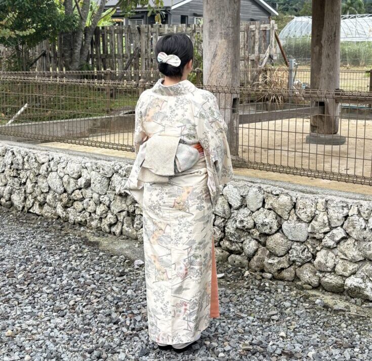 泥染めの重厚な大島紬と、華やかな白地の大島紬を着用した母娘の着物姿
