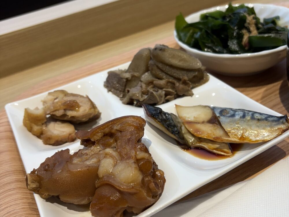 奄美名物の鶏飯や油ぞうめん、豚骨などが並ぶ「ゆいねす奄美」の朝食バイキング