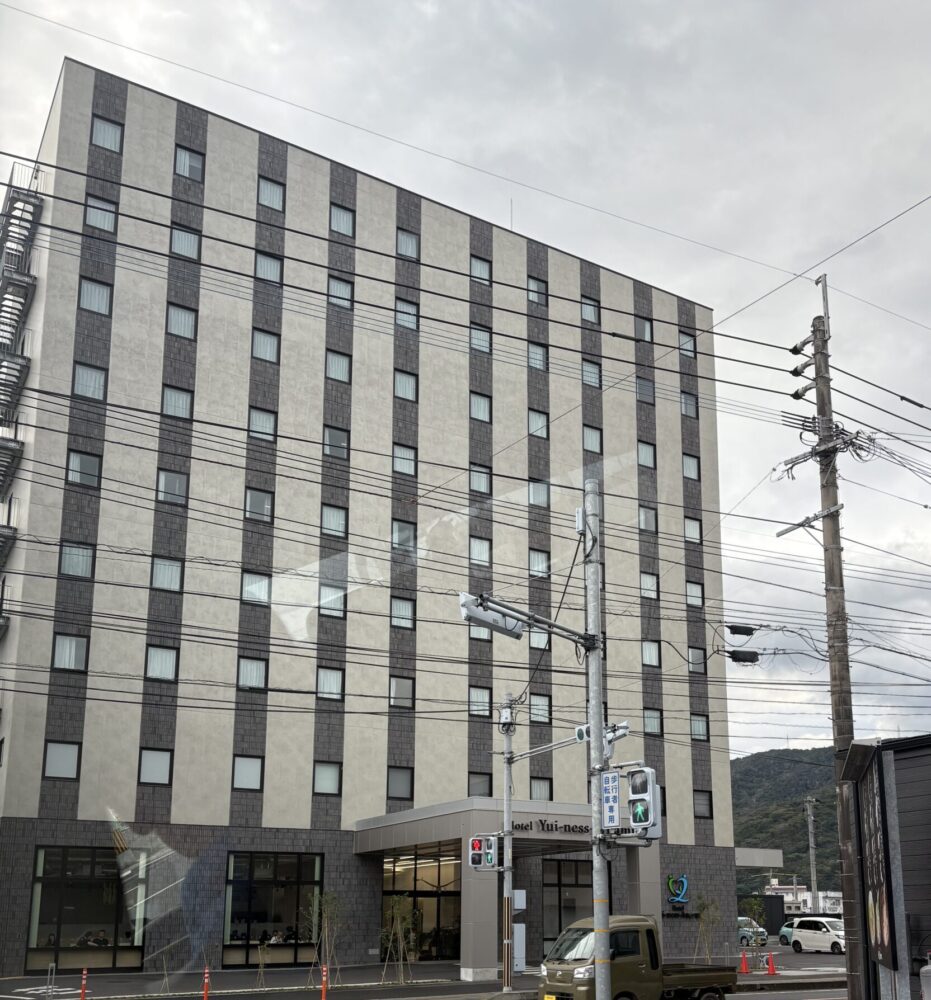 2024年にオープンした、奄美大島の名瀬市街地に位置する「ゆいねす奄美」のモダンな外観