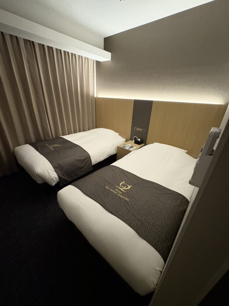 清潔感があり、コンパクトながらも使い勝手の良い「ゆいねす奄美」のツインルーム