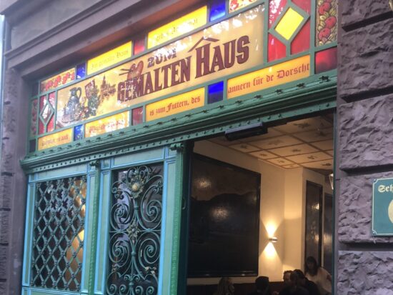 フランクフルトの伝統レストラン「Zum Gemalten Haus」のカラフルな装飾が美しい外観